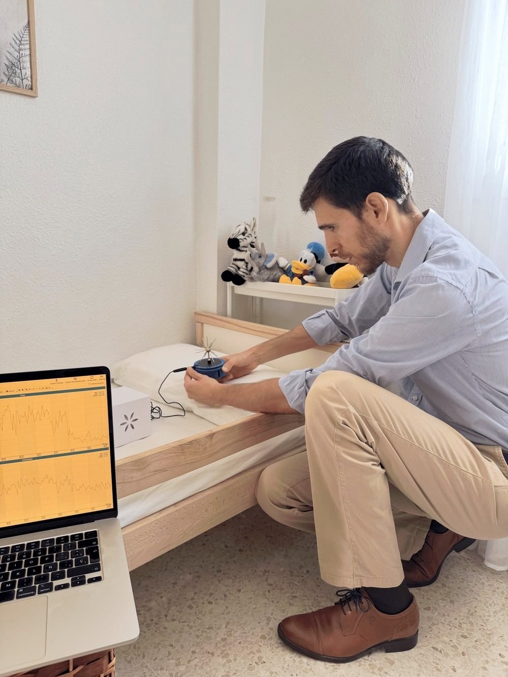 Jose midiendo la coherencia de un dormitorio infantil con la cámara GDV Sputnik
